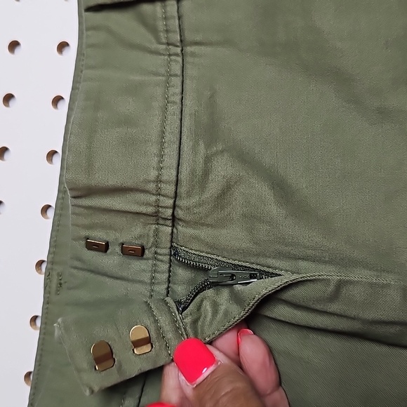 Talbots Perfect Shorts Sz 10 Moss Green - Picture 3 of 9